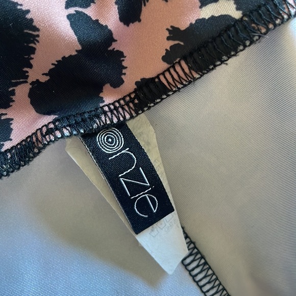 Onzie rose gold leopard 7/8 legging 🐆 - Picture 5 of 7